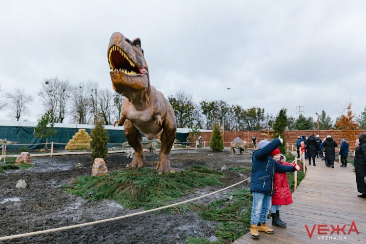 Дивовижно. В Україну завезли роботизованих динозаврів: вони гарчать та бігають