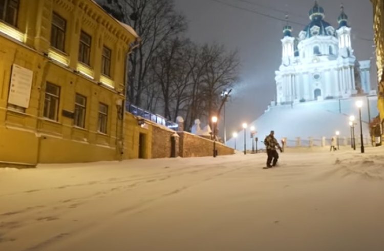 У Києві на Андріївському узвозі через нерозчищений сніг люди каталися на сноубордах